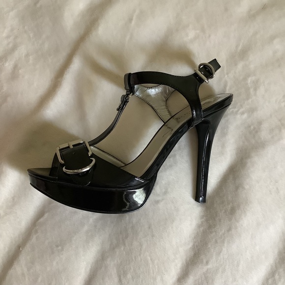 NWOT ~ GUESS Black Patent Heels - Picture 4 of 16